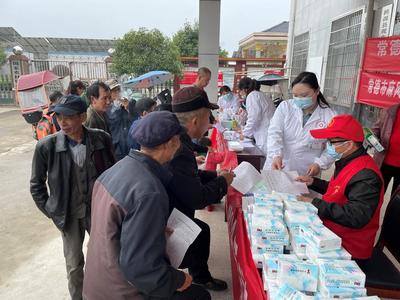 市皮防所黨員志愿者 健康義診進(jìn)鄉(xiāng)村，麻風(fēng)防治人人知，營(yíng)養(yǎng)健康咨詢暖人心